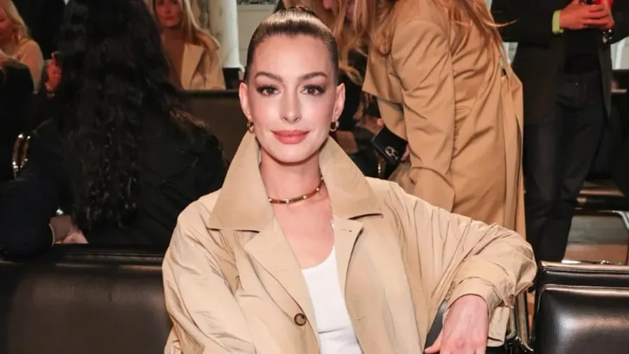 Wajah Glowing Tanpa Kerutan, Anne Hathaway Diduga Oplas