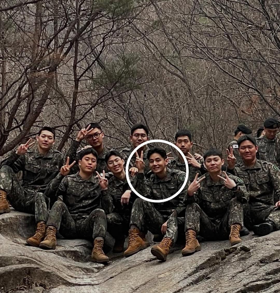 V BTS bersama dengan rekannya di militer. Foto: Dok. Instagram @win._.min_223