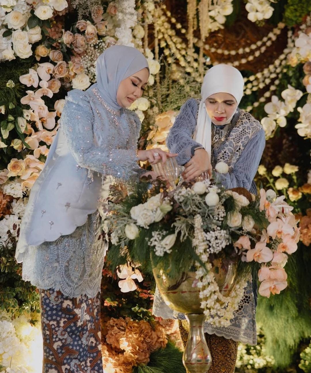 Reza Artamevia dan Lenggogeni Faruk menuang air untuk siraman. Foto: Dok. Instagram @aaliyah.massaid