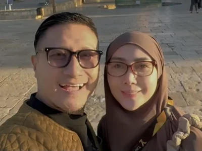 Arie Untung dan Fenita Arie berkunjung ke Dome of Rock. Foto: Dok. Instagram @ariekuntung