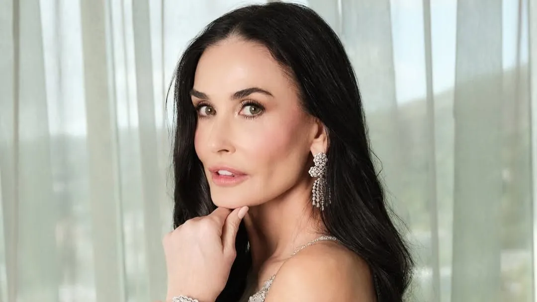 Makin Tua, Demi Moore Tidak Malu Punya Rambut Beruban