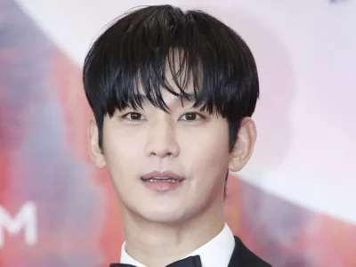 Kim Soo Hyun dikabarkan pacaran dengan idol sekaligus aktris. Foto: Dok. News1
