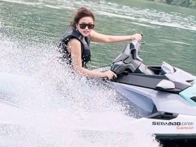 Fuji pamer skill main jetski di Danau Toba. Foto: Dok. Instagram @fuji_an