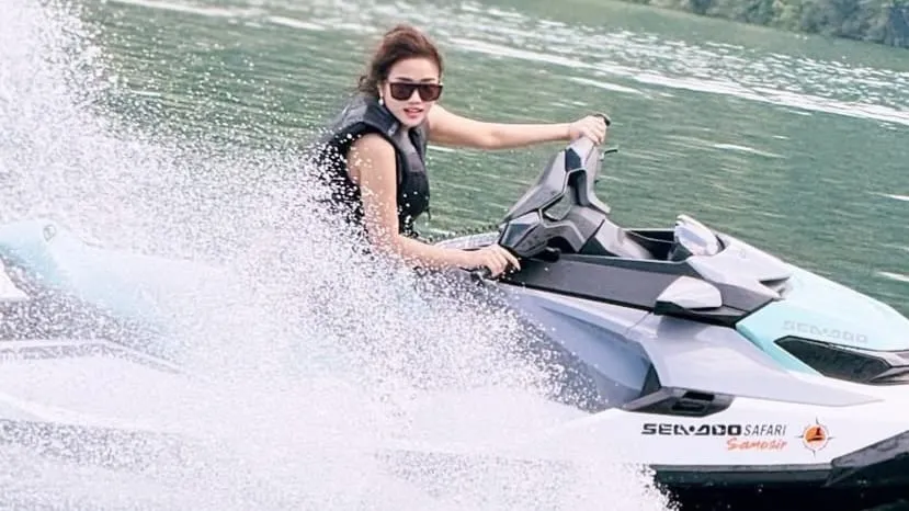 Liburan ke Danau Toba, Fuji Pamer Skill Naik Jetski dan Flyboard