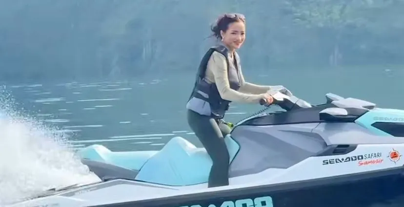 Gaya Para Selebriti Bermain Jetski di Danau Toba, Terbaru Fuji