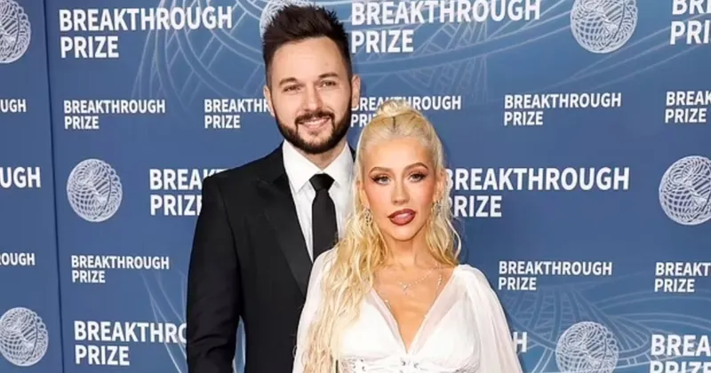 Pakai Gaun Korset, Christina Aguilera Makin Hot di Usia 44
