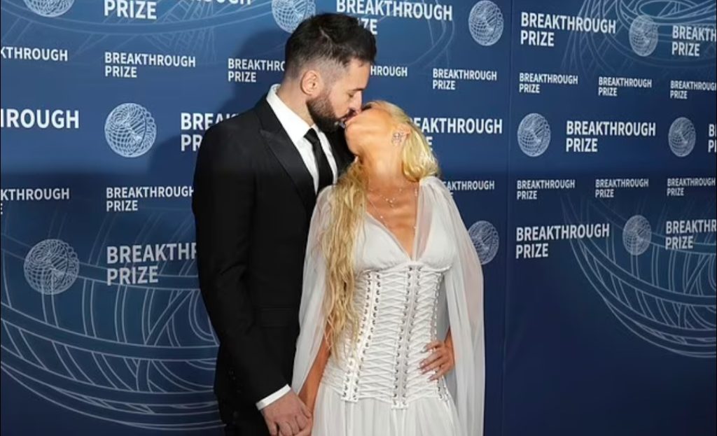 Christina Aguilera tampil dengan gaun-korset putih yang menawan (Foto: Dok. Variety)