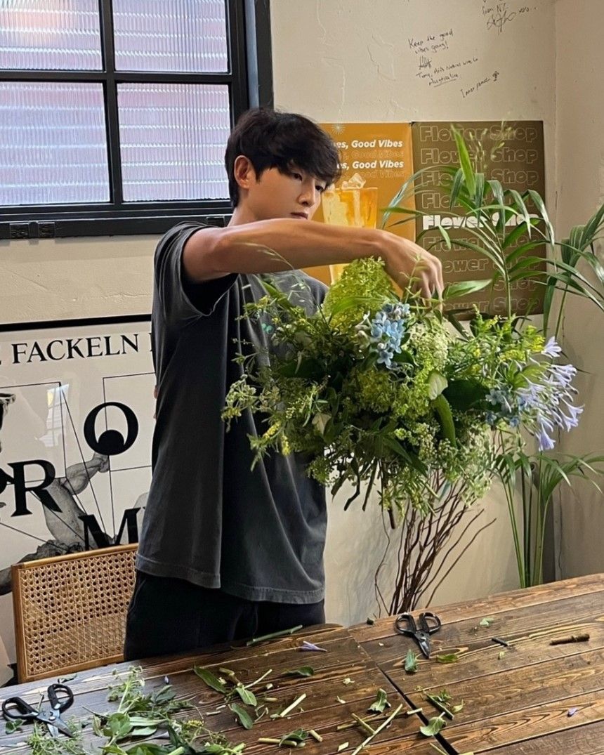 Song Joong Ki belajar merangkai bunga. Foto: Dok. ELLE Korea