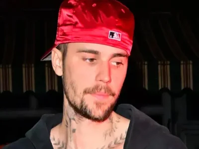 Justin Bieber meminta paparazzi untuk berhenti membuntutinya.  Foto : RAYMOND HALL