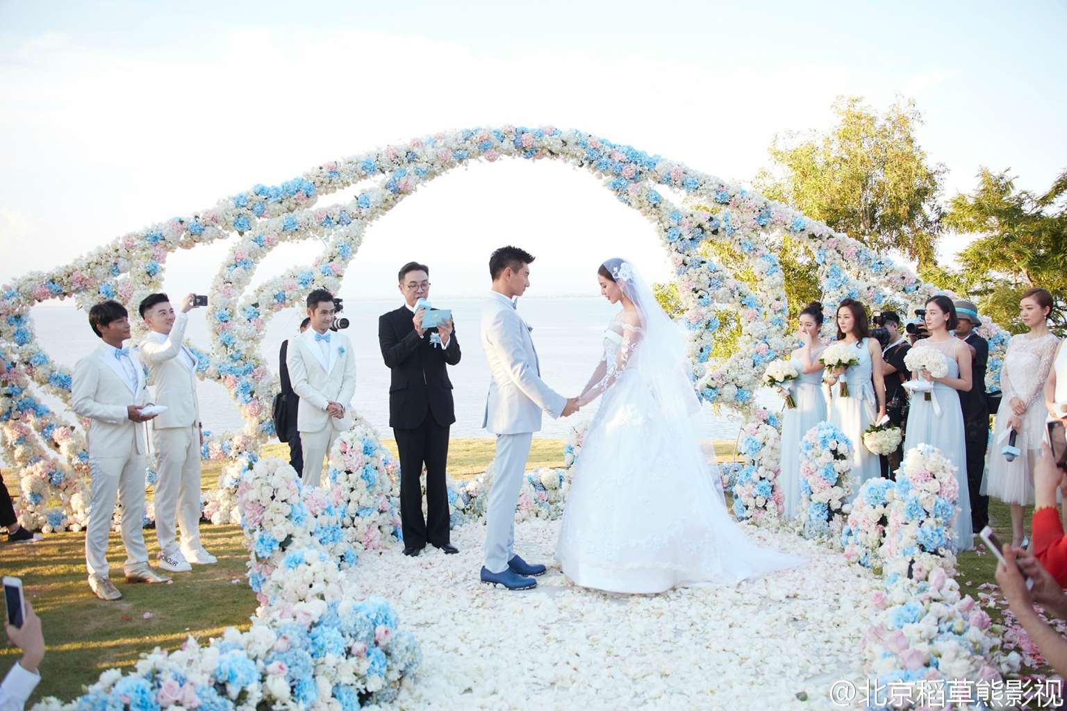 Nicky Wu dan Liu Shishi menikah. Foto : APPLE DAILY