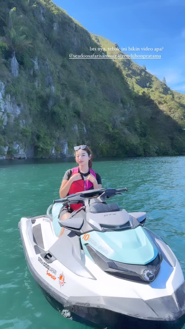 Aksi Glenca Chysara Main Jetski. Foto : Instagram/glencachysaraofficial