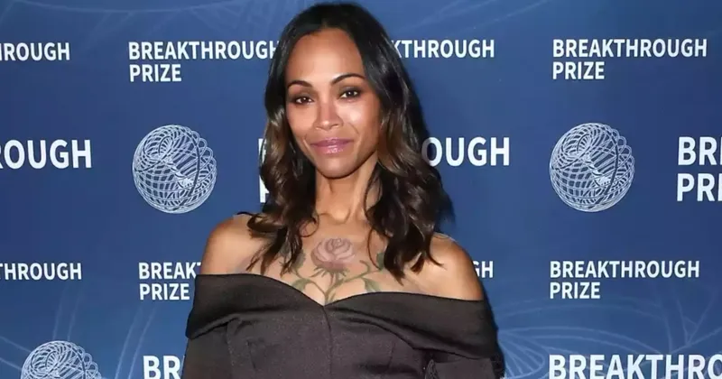 Aktris ‘Emilia Perez’, Zoe Saldana Pamer Tato Mawar Besar di Dada