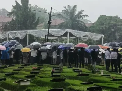 Suasana pemakaman suami Najwa Shihab. Foto : Istimewa