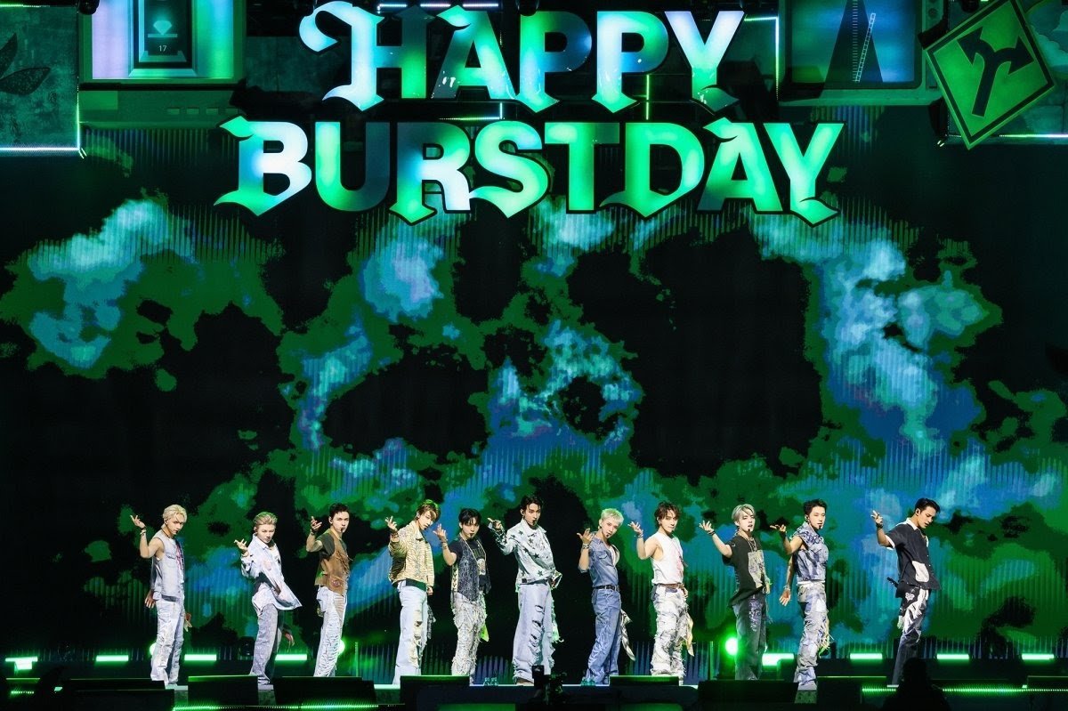 SEVENTEEN menggelar konser anniversary di Jamsu Bridge. Foto: Dok. Pledis Entertainment