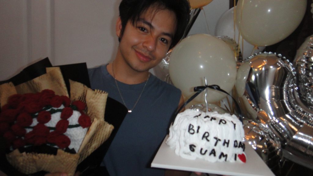 Foto bersama hadiah ulang tahunnya (Foto: X/Angga_Yunanda)
