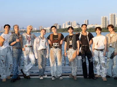 SEVENTEEN menggelar konser anniversary ke-10 di Jamsu Bridge. Foto: Dok. X @pledis_17