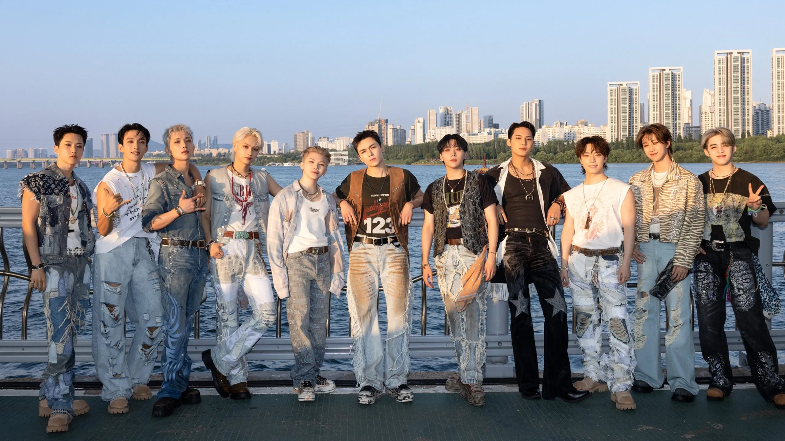 Anniversary ke-10, SEVENTEEN Gelar Konser Gratis di Jembatan
