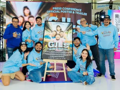 Luna Maya (duduk kanan) Tampil Kocak Bareng 'GJLS' di Film Komedi Terbaru. (Foto: Agnes/Nyata)