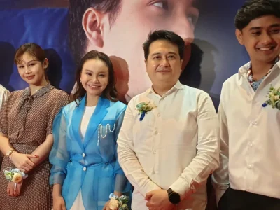 Rossa (baju biru) bersama pemain film 'Tak Ingin Usai Disini'. (Foto: Agnes/Nyata)