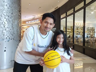 Ibnu Jamil ajak anak main Basket. (Foto: Agnes/Nyata)