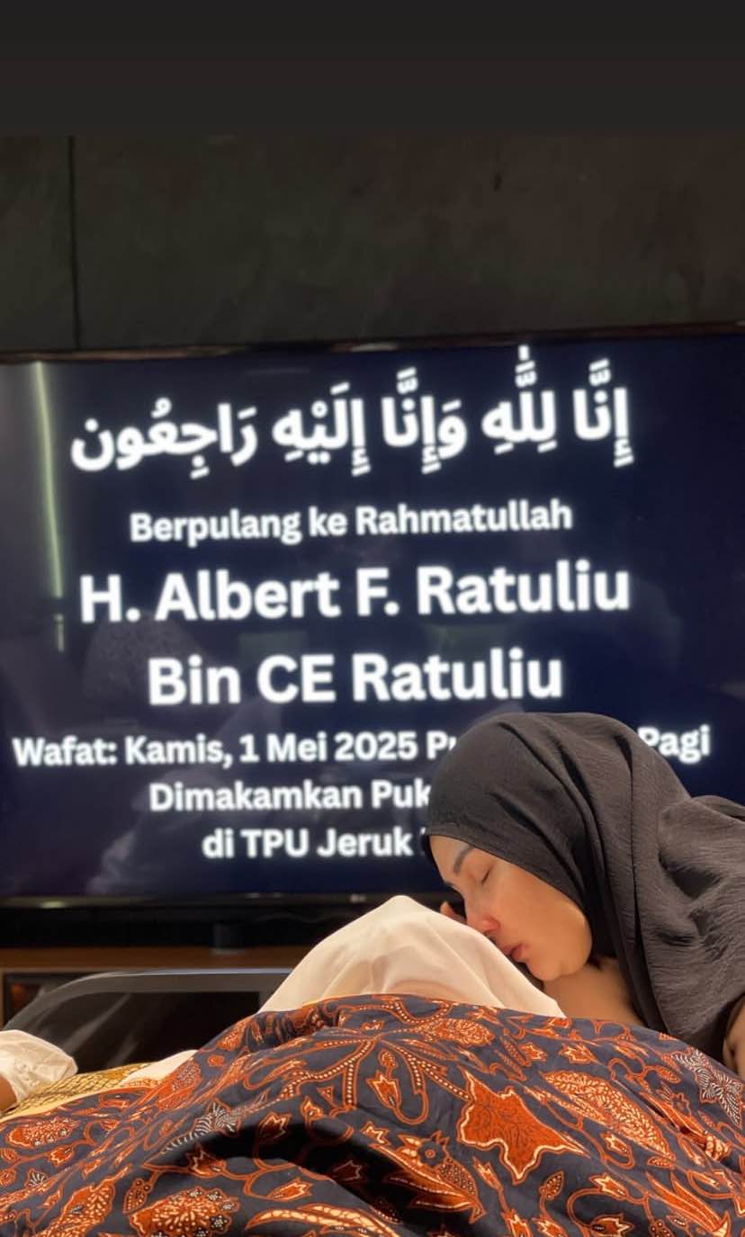 Ayah Mona Ratuliu meninggal. Foto : Instagram/monaratuliu