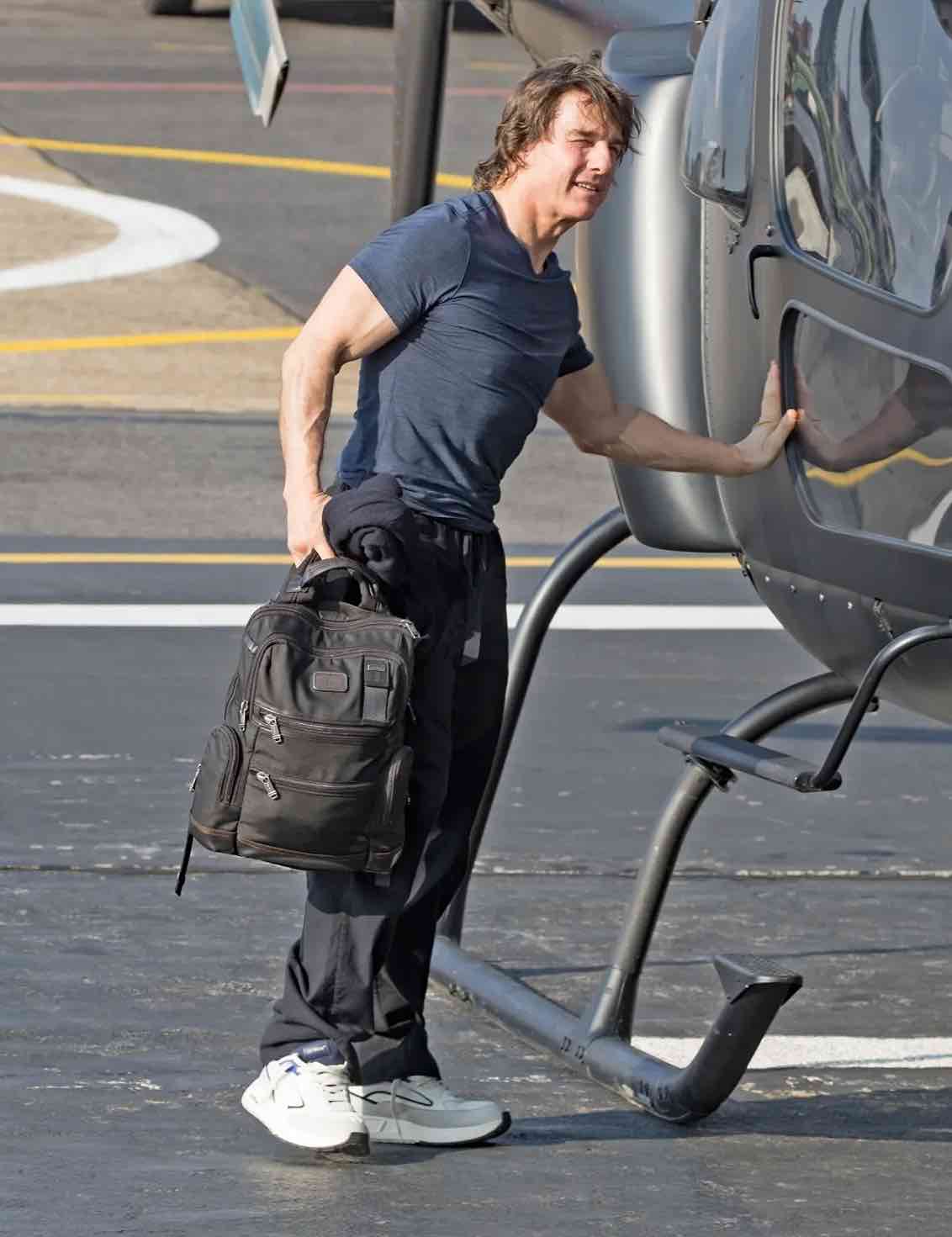 Tom Cruise terlihat menikmati perjalanan helikopter dengan Ana de Armas pada hari Rabu. Foto : Istimewa