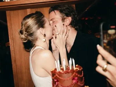 Gigi Hadid dan Bradley Cooper ciuman. Foto : Instagram/gigihadid