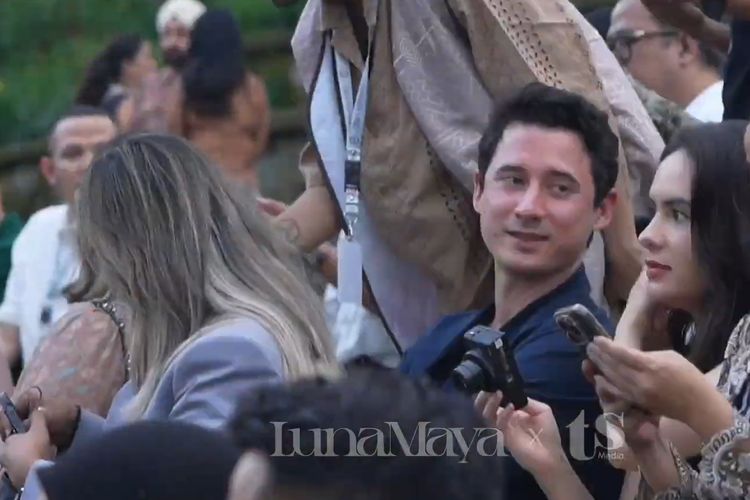 Nino Fernandez tertangkap kamera duduk berdampingan dengan Steffi Zamora. Foto : Youtube/TS Media