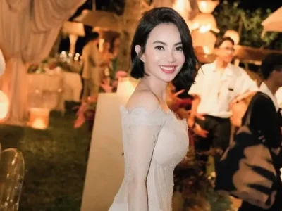 Dearly Desiana, sosok Gandengan Ari Lasso di pernikahan Luna Maya. Foto : Instagram/dearlydjosua