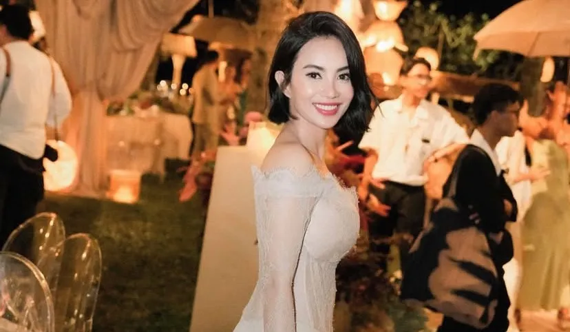 Mengenal Dearly Desiana, Gandengan Ari Lasso di Pernikahan Luna Maya