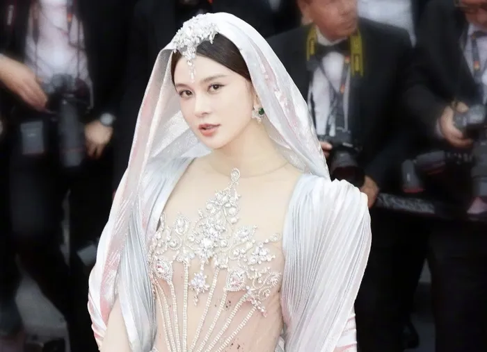 Pakai Gaun Transparan, Aktris Tiongkok Zhao Yingzi Diduga Diusir dari Festival Film Cannes 2025