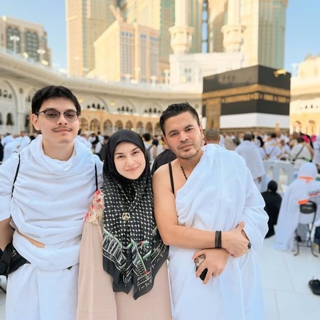 Irish Bella bersama suami dan adinya berswafoto di depan Ka’bah. Foto : Instagram/haldy_sabri