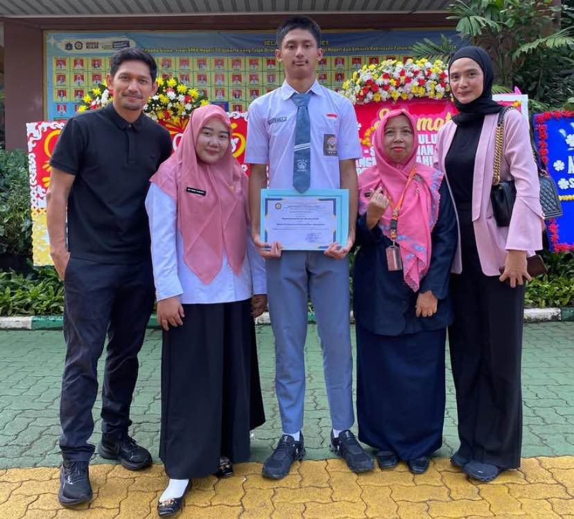 Ibnu Jamil dan mantan istri kompak mendampingi putranya. Foto : Instagram/ibnujamilo