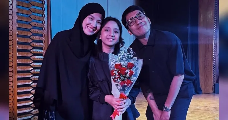 Unggah Foto Anak Wisuda, Netizen Salfok Cincin Natasha Rizky dan Desta