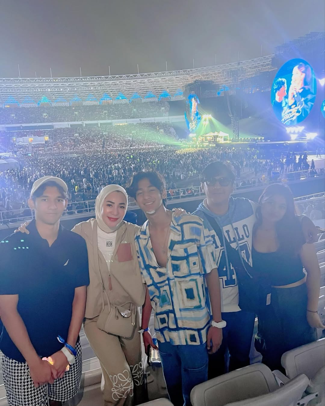 Andre Taulany mengajak istri dan anak mereka nonton konser Coldplay. Foto : Instagram/erintaulan