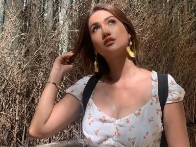 Tengku Dewi kepanasan saat listrik di Bali padam. Foto : Instagram/tengkudewiputri_tdp