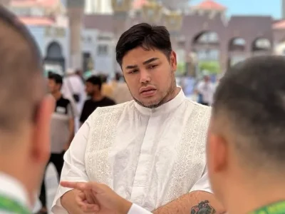 Ivan Gunawan menjadi salah satu selebriti yang tiba di Tanah Suci untuk haji. Foto : Instagram/ivan_gunawan
