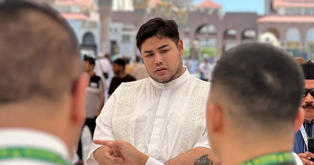 Haji, Ivan Gunawan Lakukan Aksi Sedekah Subuh di Madinah
