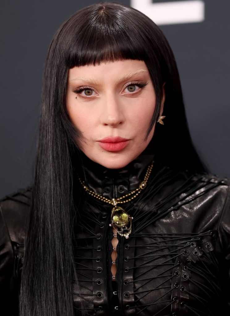 Lady Gaga memamerkan poni super pendek (Foto: Instagram/jusjared)