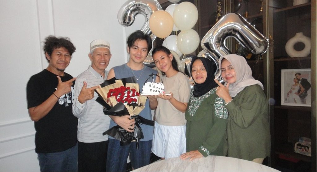 Foto bersama keluarga dan istri (Foto: Instagram/angga)