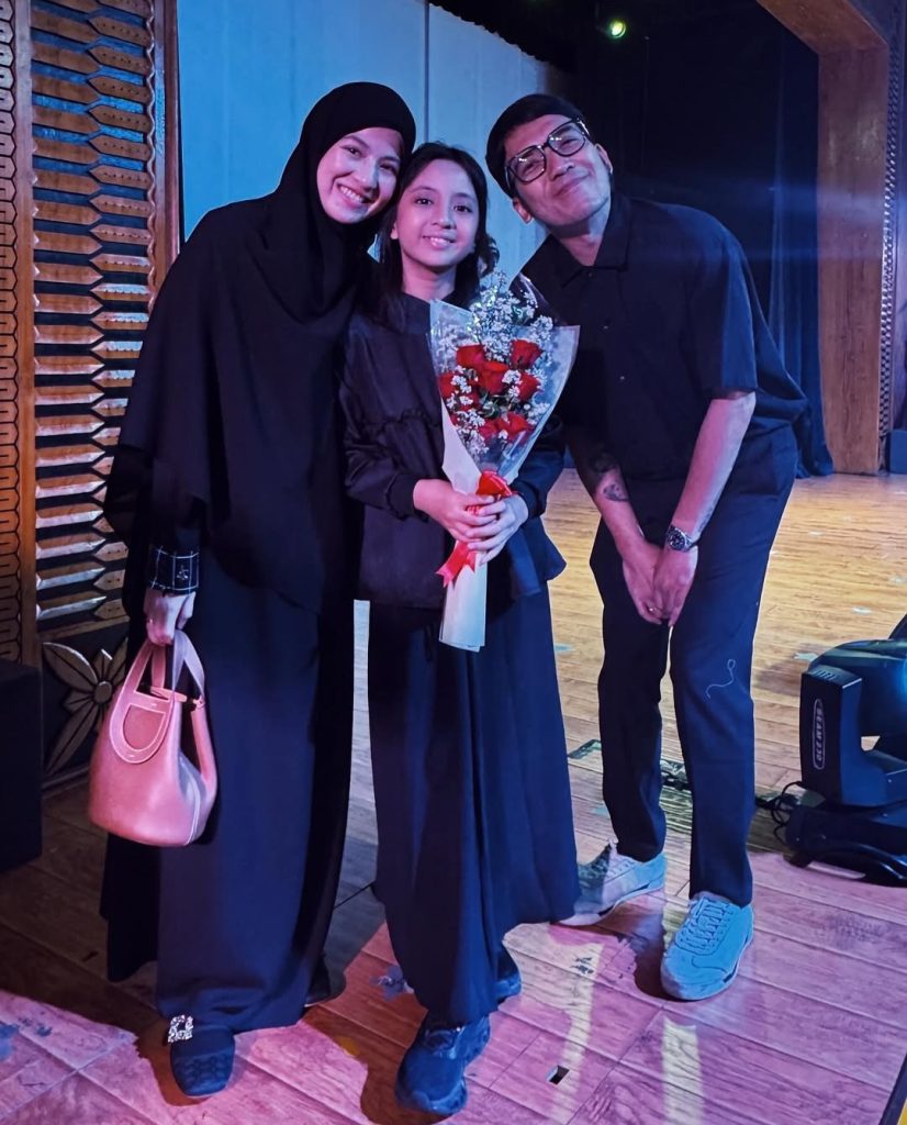 Netizen salfok dengan cincin di jari manis (Foto: Instagram/natasharizkynew)