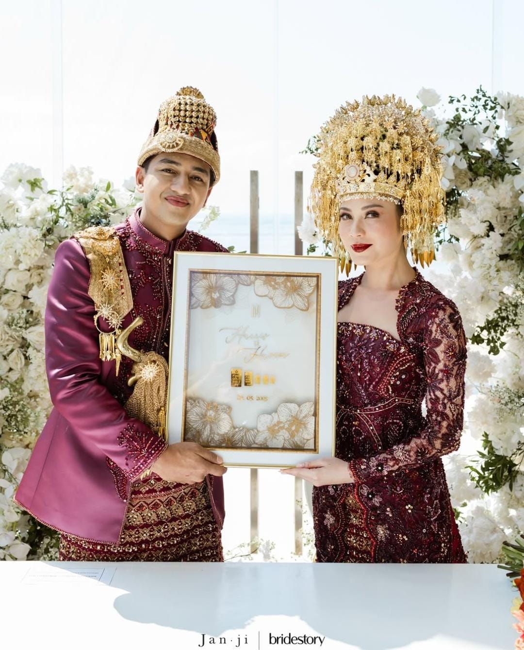 Mahar berupa emas senilai lebih dari 75 gram. Foto: Dok. Instagram @harrisvriza