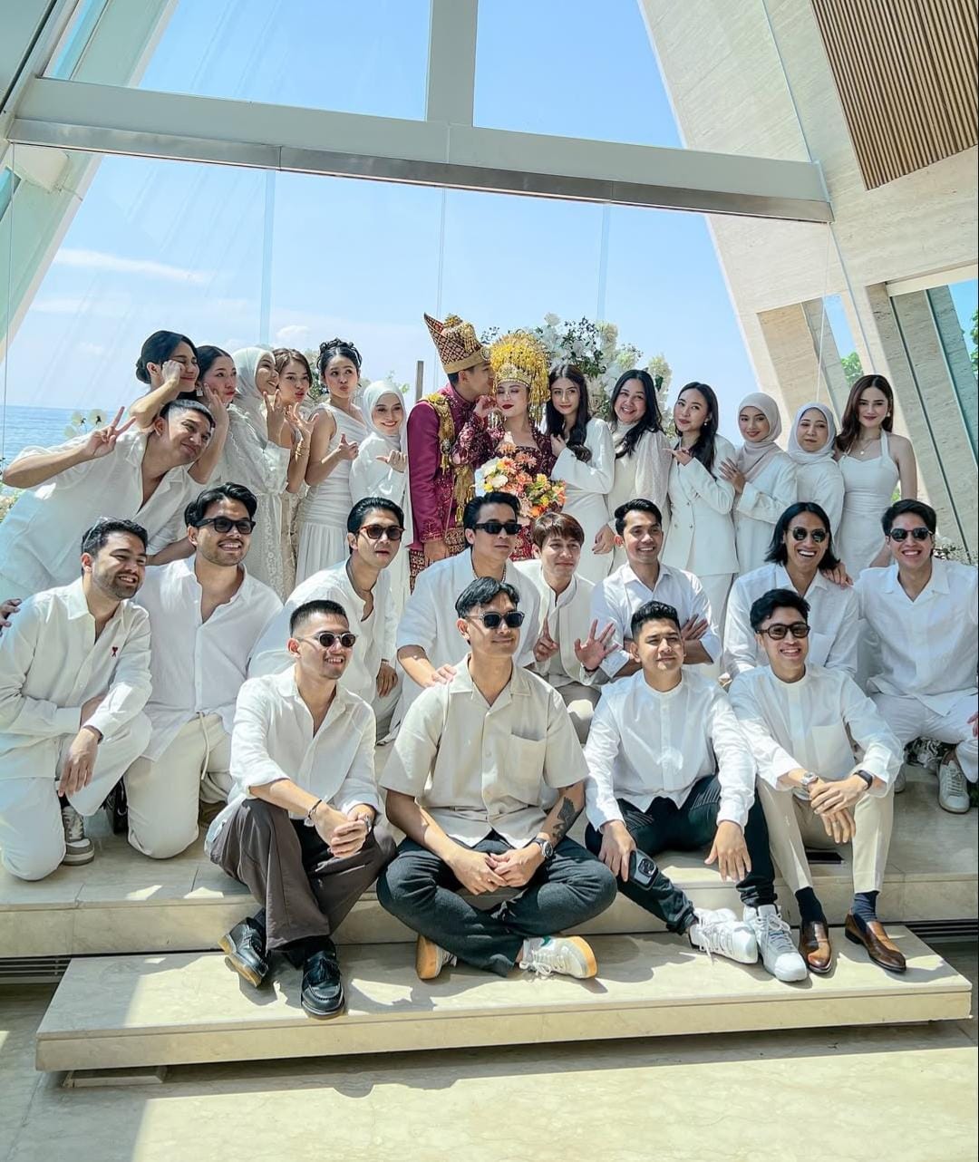 Groomsmen dan bridesmaid kompak mengenakan busana putih. Foto: Dok. Instagram @adysky99
