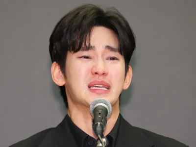 Kim Soo Hyun menangis saat konferensi pers menyangkut skandal dengan Kim Sae Ron. Foto: Dok. Yonhap
