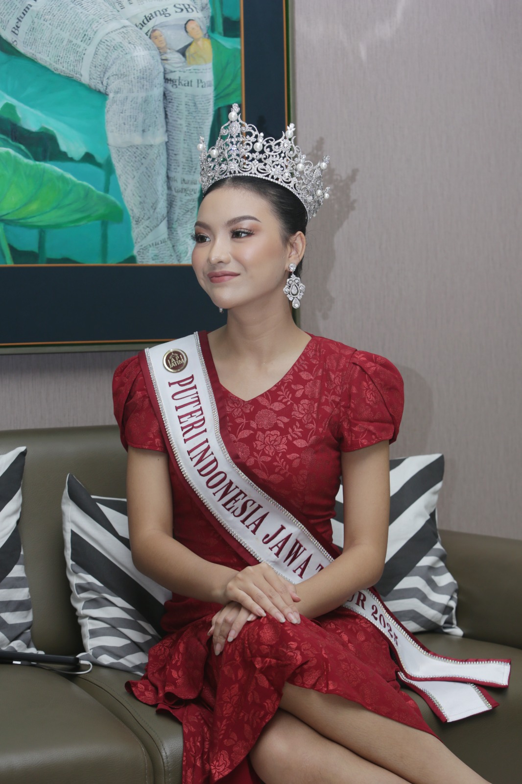Fia, Puteri Indonesia Jawa Timur 2025 saat berkunjung ke Nyata. Foto: Dok. Ikhsan/Nyata