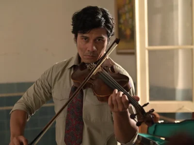 Salah satu adegan Chicco Jerikho saat bermain biola di film 'Perang Kota'. (Foto:(Foto: Dok. Starvision)