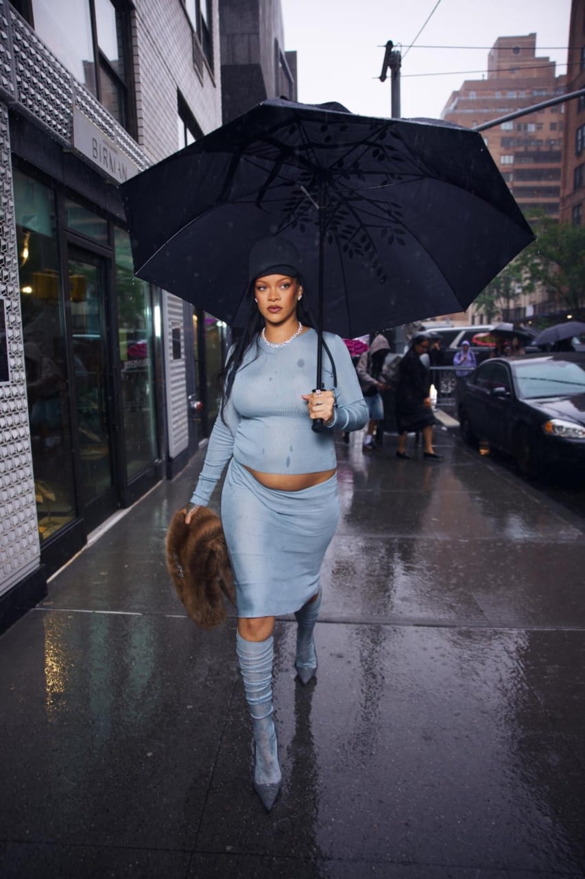 Rihanna pamer baby bump dalam perjalanan menuju Met Gala 2025. Foto: Dok. Diggzy/Backgrid