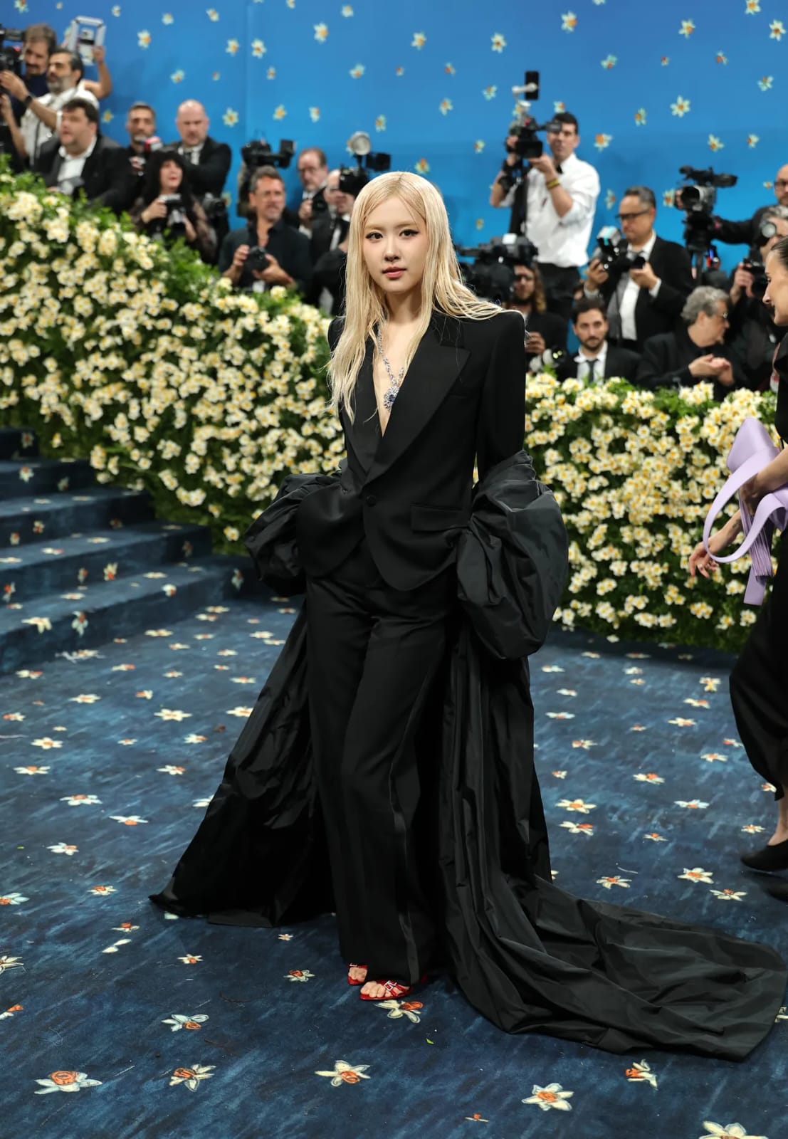 Rose mengenakan setelan jas dan jubah hitam. Foto: Dok. Dia Dipasupil/Getty Images