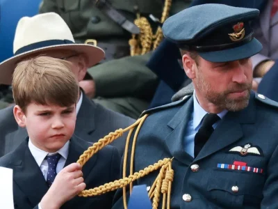 Pangeran Louis terlihat menganggu ayahnya, Pangeran William. Foto: Dok. Reuters