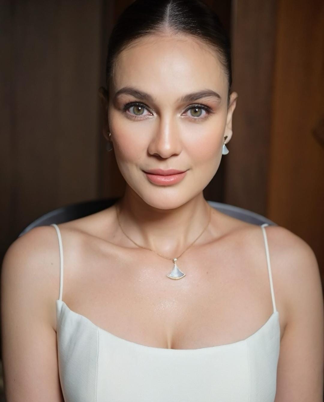 Riasan soft glam Luna Maya untuk resepsi. Foto: Dok. Instagram @ryanogilvy
